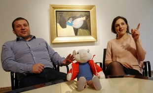 Gergely Barki et Anna Kelen devant la «Dame endormie au vase noir», de Robert Bereny (1888-1953), tableau retrouvé grâce au film «Stuart Little» et vendu aux enchères le 13 décembre en Hongrie.