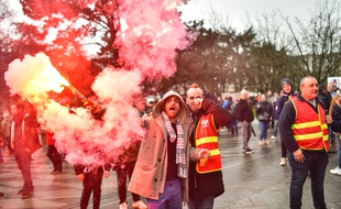 A Nantes, le cortège de la mobilisation du 17 décembre s'est élancé peu avant 11 heures, avec les cheminots en tête.