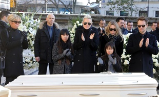 Brigitte Macron, Jade, Laeticia, Joy Hallyday, Laura Smet et David Hallyday applaudissent le cercueil de Johnny hallyday sur le parvis de l’église de la Madeleine, le 9 décembre 2017.