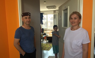 Une famille hébergée dans l'ancienne clinique Sainte Odile à Neudorf, le 2 juillet 2019.