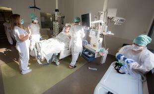 Un médecin parle avec un patient atteint du Coronavirus dans le service de réanimation de l'hôpital Purpan.