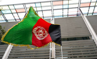 Un drapeau afghan flotte devant le ministère de l'Intérieur du gouvernement britannique à Londres, le lundi 23 août 2021.