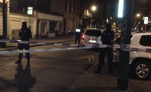 Attentats à Bruxelles: des policiers belges, place du Pavillon à Schaerbeek (Belgique) lors de perquisitions.