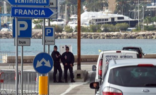 Des policiers français postés à la frontière entre la France et l'Italie à Menton, le 13 novembre 2015