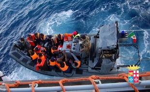 Une embarcation remplie de migrants est secourue par un bateau de la Marine italienne, le 2 janvier 2014 près de l'île de Lampedusa