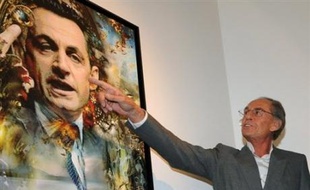 Pal Sarkozy présentant un portrait de son fils (Illustration)