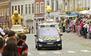 La voiture ouvreuse de la gendarmerie passe le mont Cassel lors de la 4e étape du Tour de France.