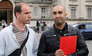 Des pères d'enfants victimes du directeur d'école de Villefontaine (Isère), mis en examen et écroué il y un an pour des viols sur des élèves, le 4 mai 2015 devant la préfecture de Grenoble