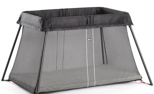 Un cadeau utile et pratique à offrir à de jeunes parents ? On peut opter pour un lit-parapluie, pliable et transportable.