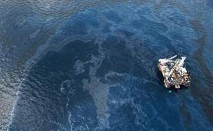 Le pétrole s'échappe de la plate-forme Deepwater Horizon de BP dans le golfe du Mexique, le 31 mai 2010.