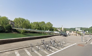 Le pont menant à l'île Barbe, à Lyon.