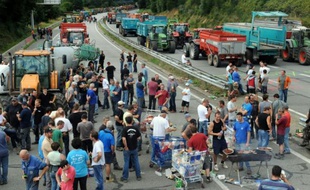 Des fermiers bloquent la voie rapide entre Quimper et Brest, le 21 juillet 2015