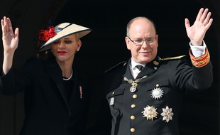 Prince Albert II of Monaco (R) and Princess Charlene of Monaco (L) appear on the balcony of the Monaco Palace during the celebrations marking Monaco's National Day, on November 19, 2016 in Monaco. / AFP PHOTO / VALERY HACHE