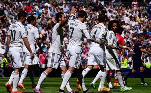Les joueurs du Real Madrid se congratulent après leur victoire contre Grenade 9-1, le 5 avril 2015.
