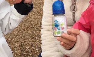 Le biberon découvert sur la plage contenait un message