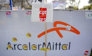 Une bannière de l'entreprise Arcelormittal.