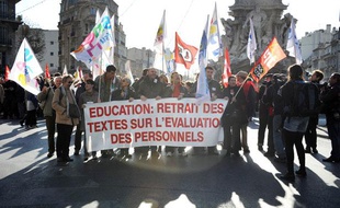 Des enseignants manifestent à Marseille (Bouches-du-Rhône), le 15 décembre 2011.