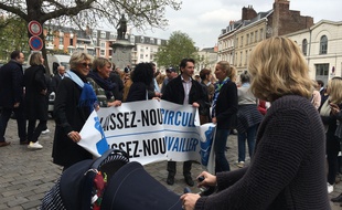 Le départ de la manifestation des commerçants à Lille le 4 avril 2017