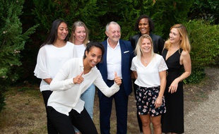 Jean-Michel Aulas lors d'une séances photo avec des joueuses de l'OL et Julie Gayet, le 1er septembre 2020 à Angoulême.