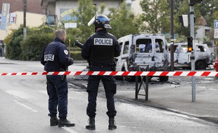 Des policiers sur les lieux de l'attaque à Viry-Châtillon.