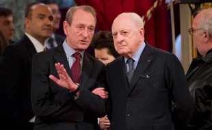 Le maire de Paris Bertrand Delanoë (g) en compagnie de l'homme d'affaires Pierre Bergé à l'Elysée, le 18 mars 2014