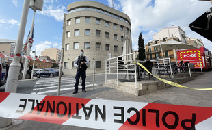 Un policier posté devant le commissariat de Cannes, le 8 novembre 2021