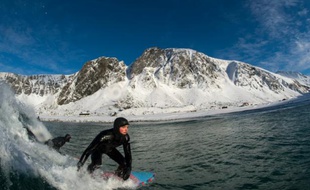 Un surfeur, à Unstad dans les îles norvégiennes Lofoten, le 9 mars 2016