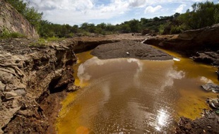 Une réserve d'eau -polluée- le 13 aout 2014 dans les environs de la mine de cuivre "Buena Vista" au Mexique, d'où 40.000 mètres cubes d'acide sulfurique se sont déversés dans la rivière Sonora