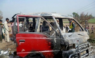 Au moins 17 personnes, 16 écoliers et leur professeur, sont morts samedi matin lorsque leur car scolaire s'est embrasé en pleine route dans le centre du Pakistan, ont indiqué les autorités.