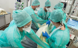 Exclus du dispositif de la prime Covid, de nombreux soignants intérimaires ne veulent plus travailler en unité Covid, ce qui soulève un risque important de pénurie de soignants tant à l'hôpital qu'en Ehpad.