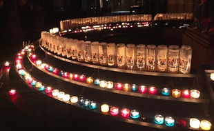 Les cierges de la cathédrale de Strasbourg allumés en hommage aux victimes.