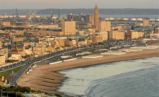La tour de 107 m de l'église Saint-Joseph domine le front de mer au Havre.