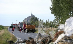 Des agriculteurs bloquent une route d'accès au Mont-Saint-Michel pour attirer l'attention sur le bas prix de la viande le 20 juillet 2015
