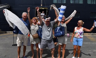 Des passagers heureux de quitter le Westerdam après plus de 10 jours d'errance en mer.