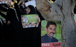 Le militant bahreïni Abdel Hadi al-Khawaja, en grève de la faim depuis plus de quatre mois, est arrivé mardi en chaise roulante pour assister à son procès.