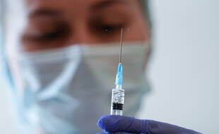 Une infirmière russe tient une dose du vaccin Spoutnik V.
