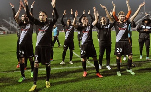 La joie des Guingampais après avoir obtenu leur qualification pour les 16e de finale de la Ligue Europa, le 11 décembre 2014, sur la pelouse du PAOK Salonique (1-2).