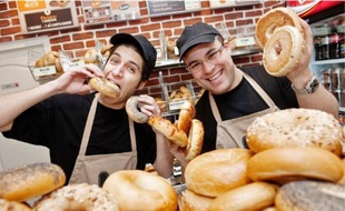 Michaël et Rachid à la tête d'un fast-food exclusivement consacré au bagel.