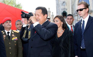 Le président vénézuélien Hugo Chavez s'amuse sur le tapis rouge à la Mostra de Venise, Italie, le 7 septembre 2009.