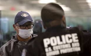 Un policier américain à l'aéroport de Dulles en Virginie, le 13 mars 2020 (illustration).