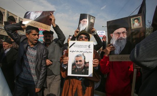 Des milliers d'Iraniens ont manifesté à Téhéran après la mort du commandant Qasem Soleimani, le 3 janvier 2020.