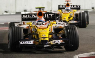 Le pilote Renault Nelson Piquet (au premier plan), suivi par son coéquipier Fernando Alonso lors du Grand Prix de Singapour, le 27 septembre 2008.