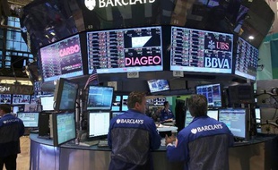Wall Street hésitait après l'ouverture lundi, un jour semi-férié aux Etats-Unis au cours duquel les échanges s'avéraient relativement calmes: le Dow Jones avançait de 0,12% et le Nasdaq lâchait à nouveau 0,16%.