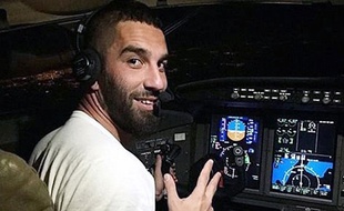 Arda Turan aux commandes d'un avion de la Turkish Airlines au retour du match entre le Luxembourg et la Turquie.
