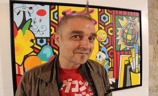 Speedy Graphito devant l'une de ses œuvres.