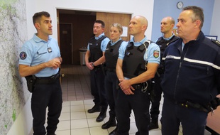 Des réservistes écoutent le briefing du commandant de la compagnie de Rezé.