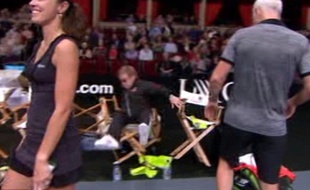La chute du chanteur Elton John lors d'un tournoi de tennis a été largement diffusée sur les réseaux sociaux le 8 décembre 2015