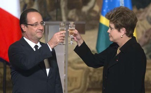 Le président François Hollande (G) et la présidente du Brésil Dilma Rousseff trinquent lors d'un dîner d'Etat à l'Elysée le 11 décembre 2012.