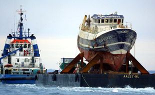 L'épave du "Bugaled Breizh" remorquée jusqu'au port de Brest le 13 juillet 2004