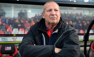 Rolland Courbis sur le banc de Caen lors du match contre Guingamp, le 4 mai 2019.